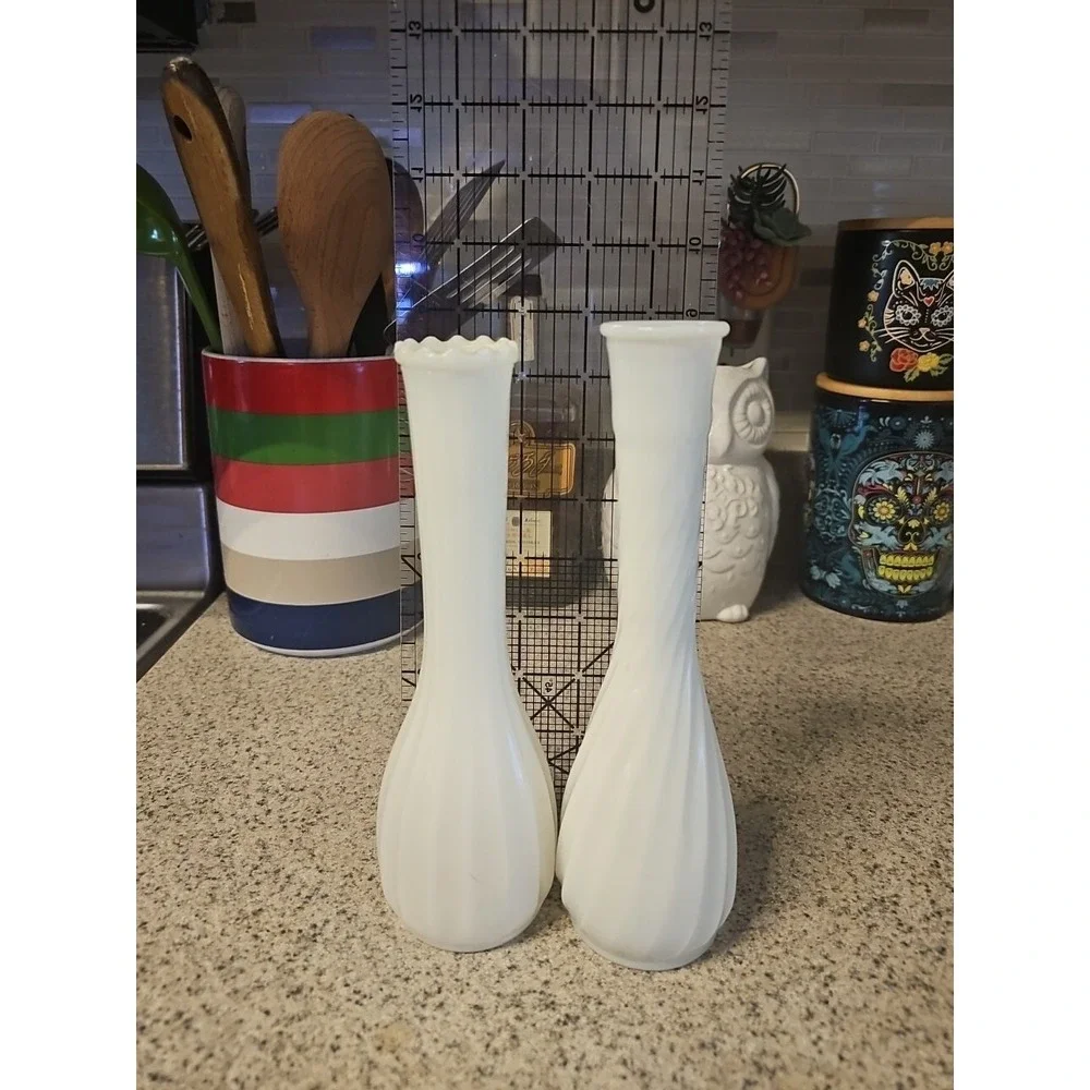 Set‎ Of 2 Vintage White Milk Glass Vases